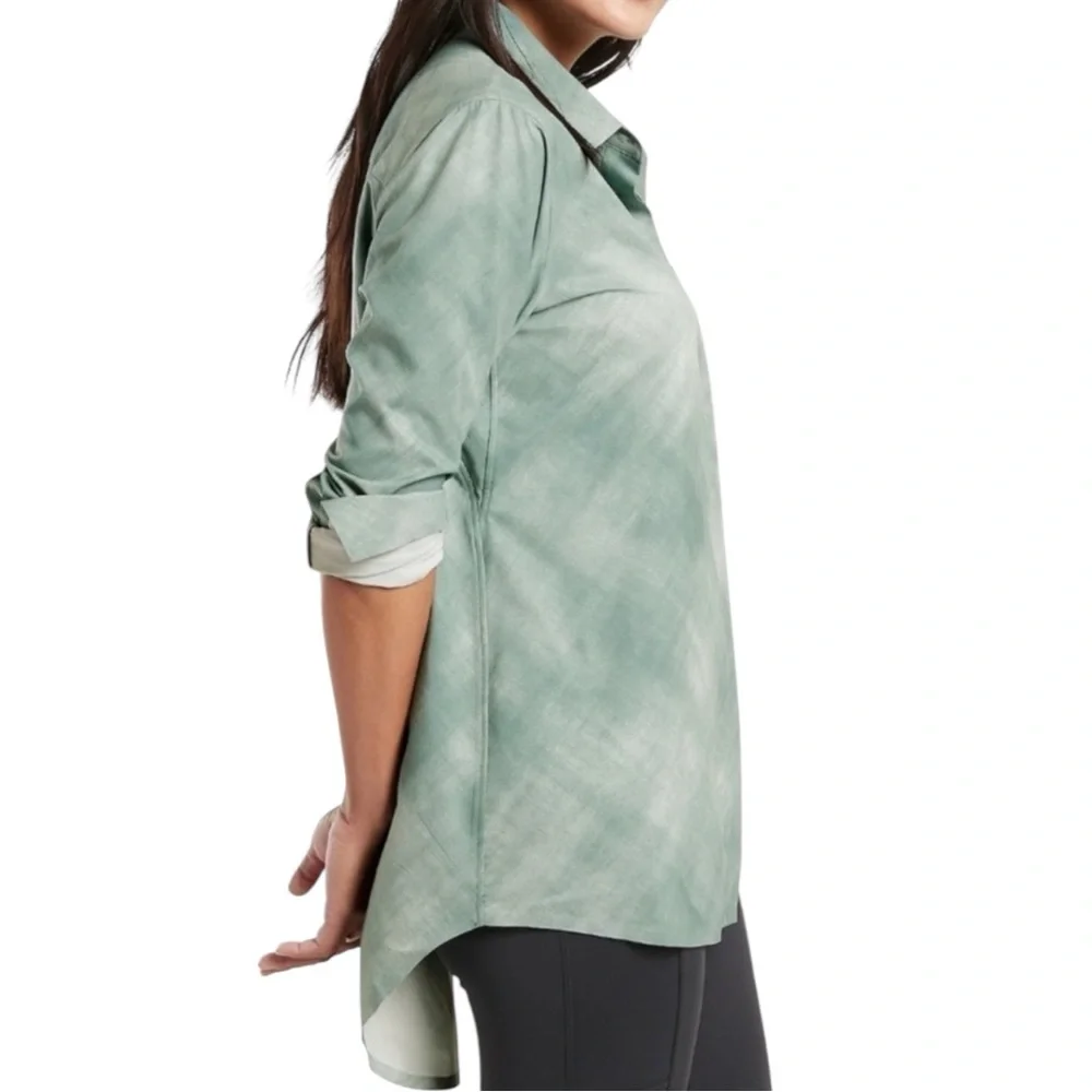 ATHLETA Urbanite Printed Oversized Button-Up Shirt in Denali Green Size M/PETITE - Picture 2 of 11